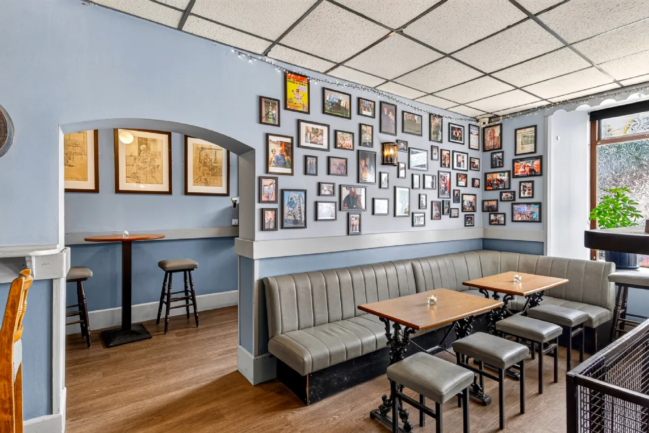 Snug with gallery wall and archway