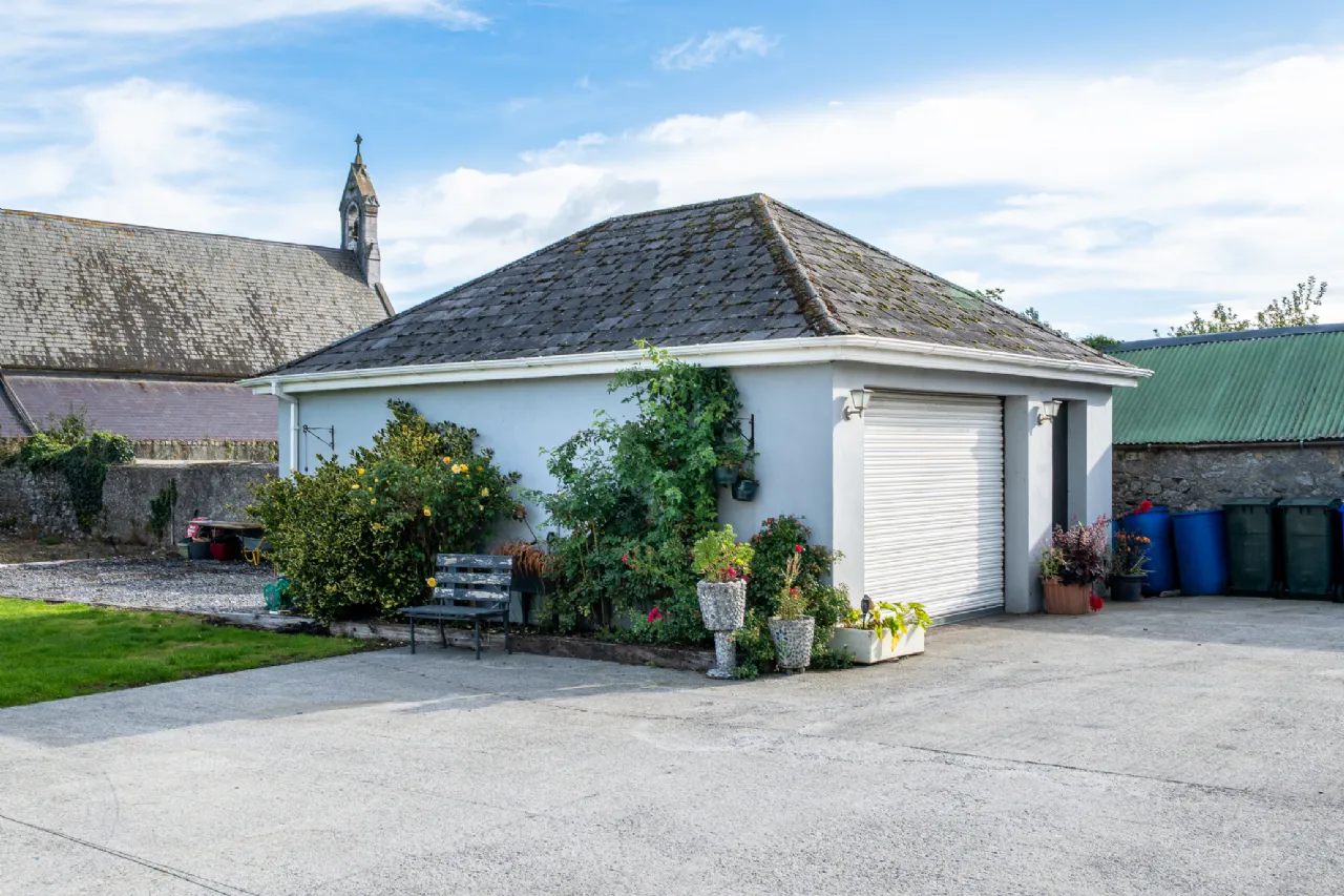 Detached garage
